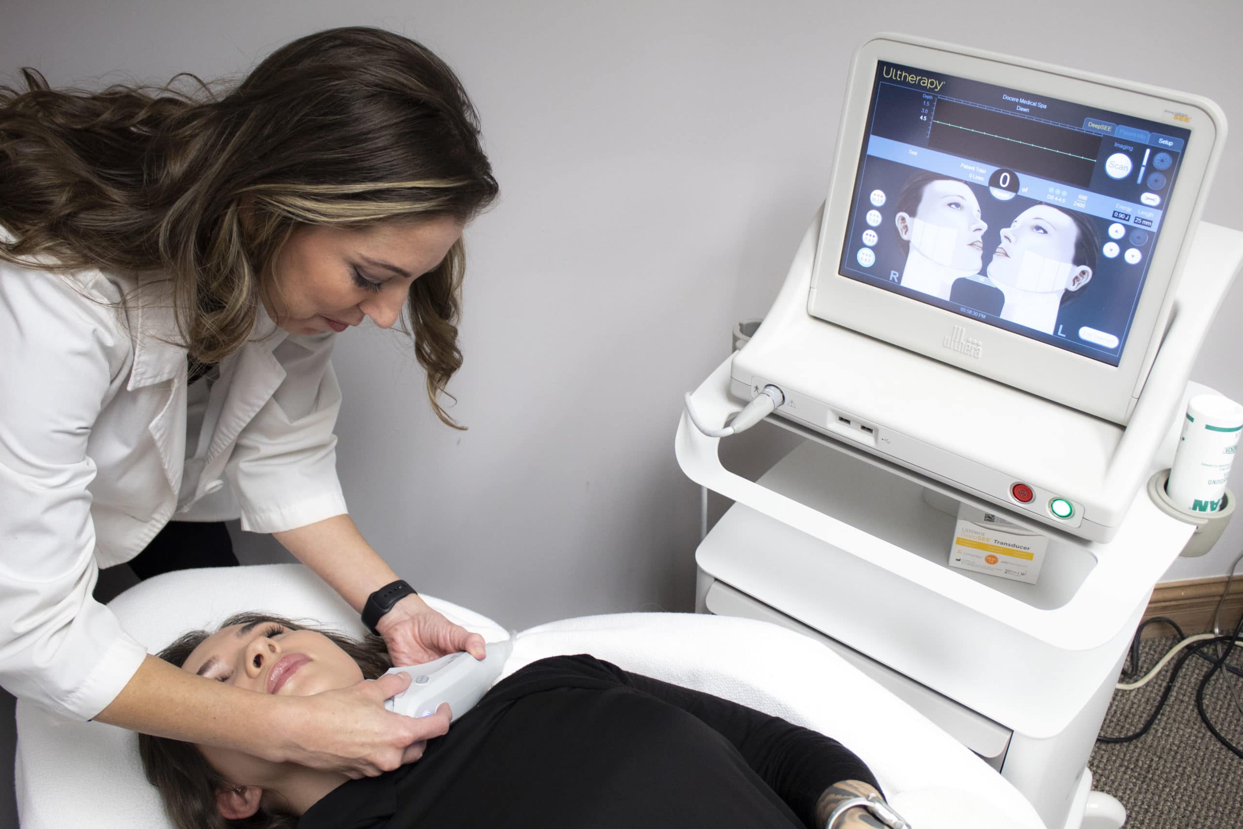 Expert of Docere Medspa performs an Ultherapy treatment for a female patient.